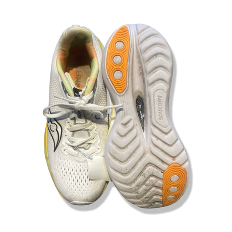 Saucony Endorphin Trainer löparskor för dam i vitt, med en sko sedd ovanifrån och den andra som visar sulan.