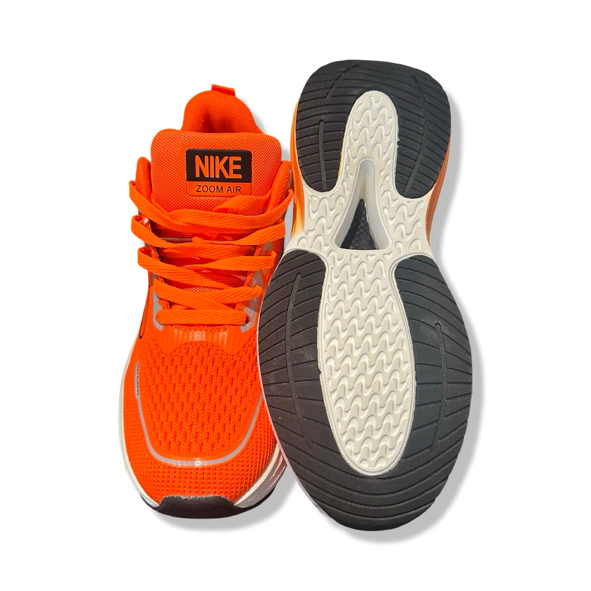 Orange Nike Zoom Air löparskor för herr, fotograferade ovanifrån och med sulan synlig mot vit bakgrund.