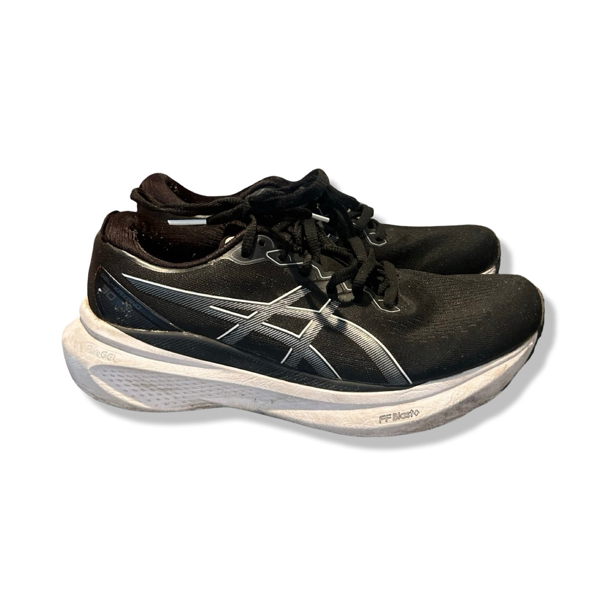 Svarta Asics Gel-Kayano 30 löparskor för dam med FF Blast+, fotograferade från sidan mot vit bakgrund.