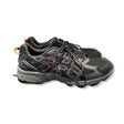 Asics GEL-Venture 6 Gore-Tex träningsskor i svart med orangea detaljer, fotograferade från sidan mot vit bakgrund.