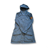 Blå funktionsjacka Fjällräven Greenland Parka Light för dam med huva, fotograferad framifrån mot en vit bakgrund.