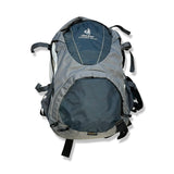 Grå och mörkblå ryggsäck Deuter Futura 22L AC unisex, fotograferad framifrån mot en vit bakgrund.
