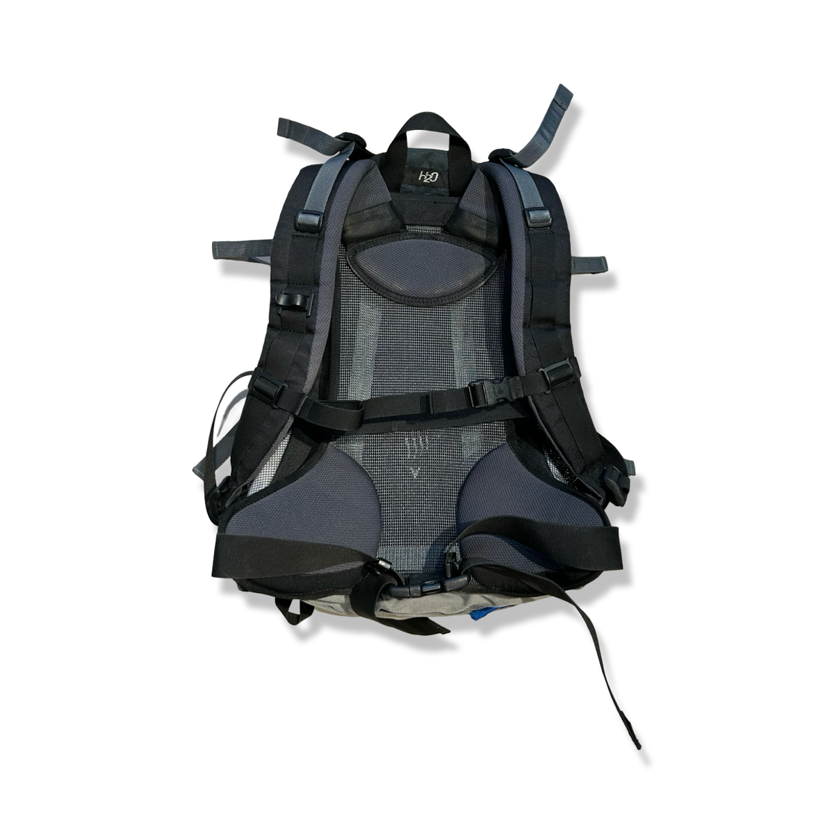 Baksidan av en grå ryggsäck Deuter Futura 22L AC med ventilerande bärsystem, fotograferad mot en vit bakgrund.