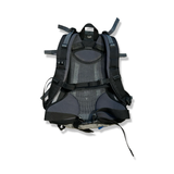 Baksidan av en grå ryggsäck Deuter Futura 22L AC med ventilerande bärsystem, fotograferad mot en vit bakgrund.
