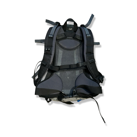 Baksidan av en grå ryggsäck Deuter Futura 22L AC med ventilerande bärsystem, fotograferad mot en vit bakgrund.