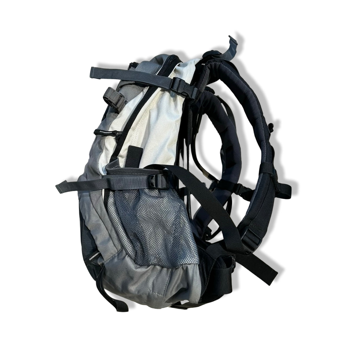 Grå vandringsryggsäck Deuter Futura 22L AC för unisex, fotograferad från sidan mot en vit bakgrund.