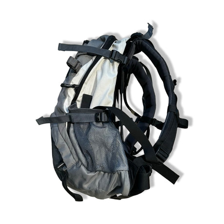 Grå vandringsryggsäck Deuter Futura 22L AC för unisex, fotograferad från sidan mot en vit bakgrund.