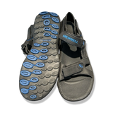 Sula och ovansida på ett par svarta Merrell Cedrus Convertible sandaler för herr, visade mot en vit bakgrund.