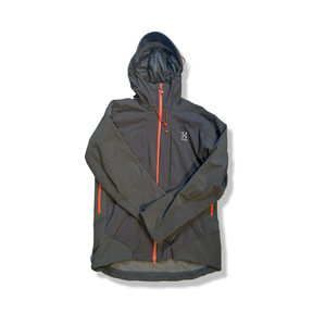 Grå hybridjacka med huva från Haglöfs för herr, fotograferad framifrån mot en vit bakgrund.