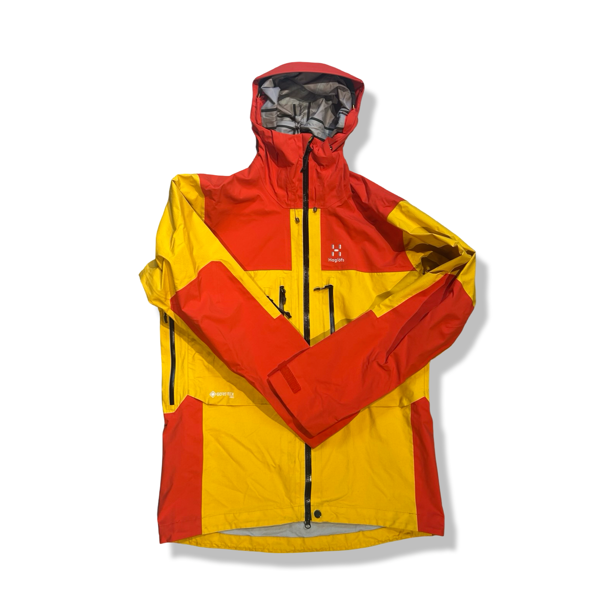 Röd och gul skaljacka Haglöfs ROC Nordic GTX Pro Jacket för herr med huva, fotograferad framifrån mot en vit bakgrund.