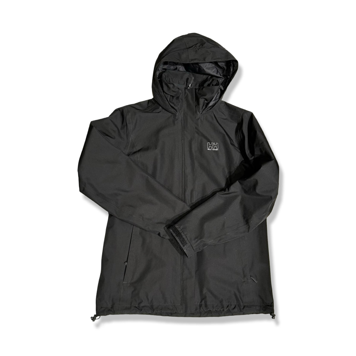Svart skaljacka från Helly Hansen för dam med huva, fotograferad framifrån mot en vit bakgrund.
