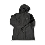 Svart skaljacka från Helly Hansen för dam med huva, fotograferad framifrån mot en vit bakgrund.