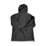 Baksidan av en svart skaljacka från Helly Hansen för dam med huva, fotograferad mot en vit bakgrund.