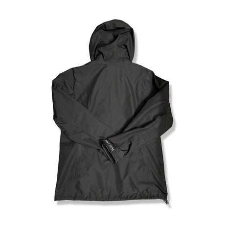 Baksidan av en svart skaljacka från Helly Hansen för dam med huva, fotograferad mot en vit bakgrund.
