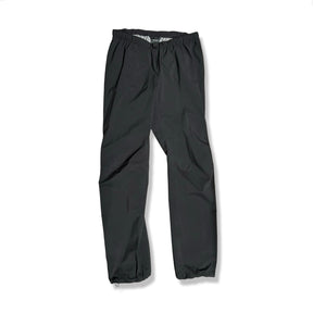 Svarta skalbyxor Peak Performance Daybreaker Pant för dam, fotograferade framifrån mot en vit bakgrund.