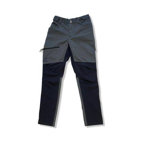 Grå och svarta Haglöfs Rugged Pant funktionsbyxor för barn, fotograferade framifrån mot en vit bakgrund.