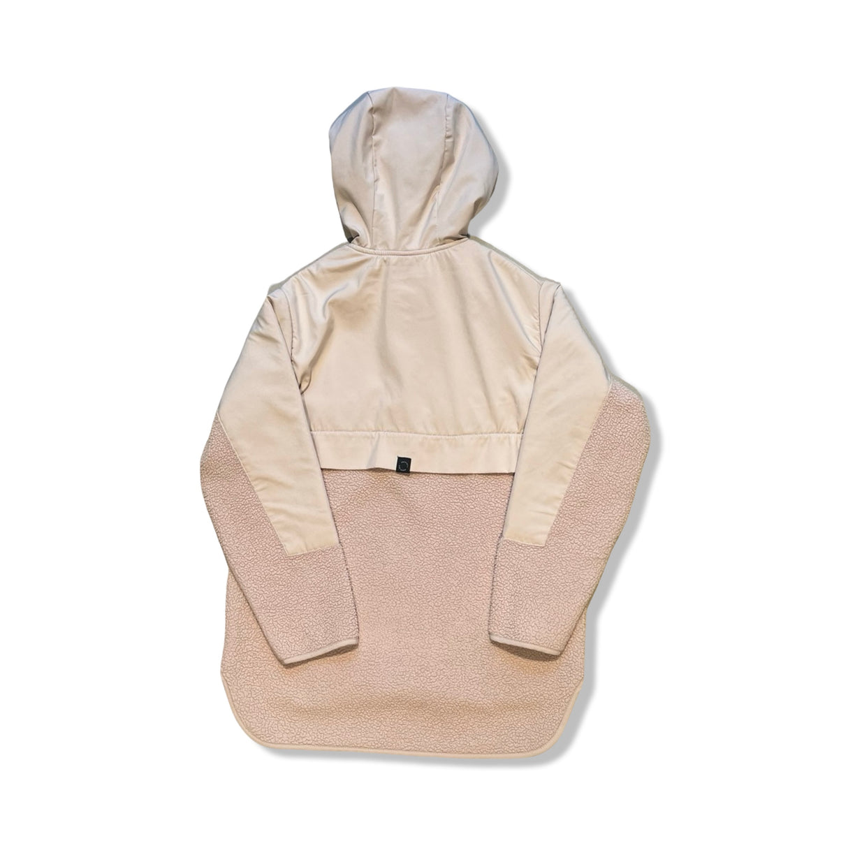 Beige fleecetröja från Röhnisch för dam med huva, sedd bakifrån i pile och slätt material mot vit bakgrund.