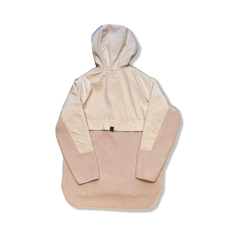 Beige fleecetröja från Röhnisch för dam med huva, sedd bakifrån i pile och slätt material mot vit bakgrund.