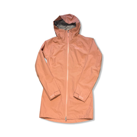 Rosa skaljacka för dam från The North Face i en längre modell med huva, fotograferad mot en vit bakgrund.