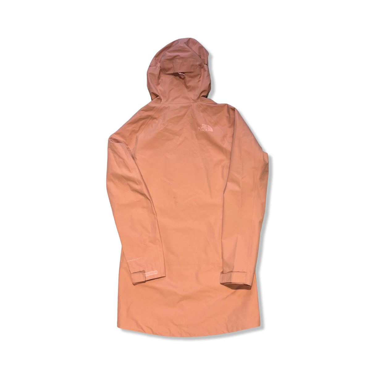 Rosa skaljacka från The North Face för dam i längre modell med huva, sedd bakifrån mot en vit bakgrund.