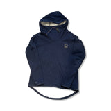 Mörkblå Klättermusen hoodie för dam med hög krage och luva, fotograferad framifrån mot en vit bakgrund.