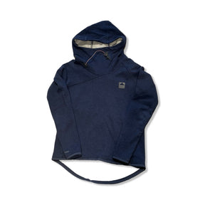 Mörkblå Klättermusen hoodie för dam med hög krage och luva, fotograferad framifrån mot en vit bakgrund.