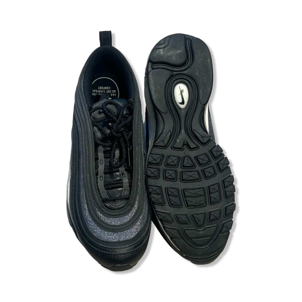 Nike Air Max 97 sneakers för dam i svart och silver, där ena skon visas uppifrån och den andra visar sulan.