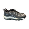 Nike Air Max 97 sneakers för dam i svart och silver med glitter, fotograferade från sidan mot en vit bakgrund.