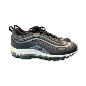 Nike Air Max 97 sneakers för dam i svart och silver med glitter, fotograferade från sidan mot en vit bakgrund.
