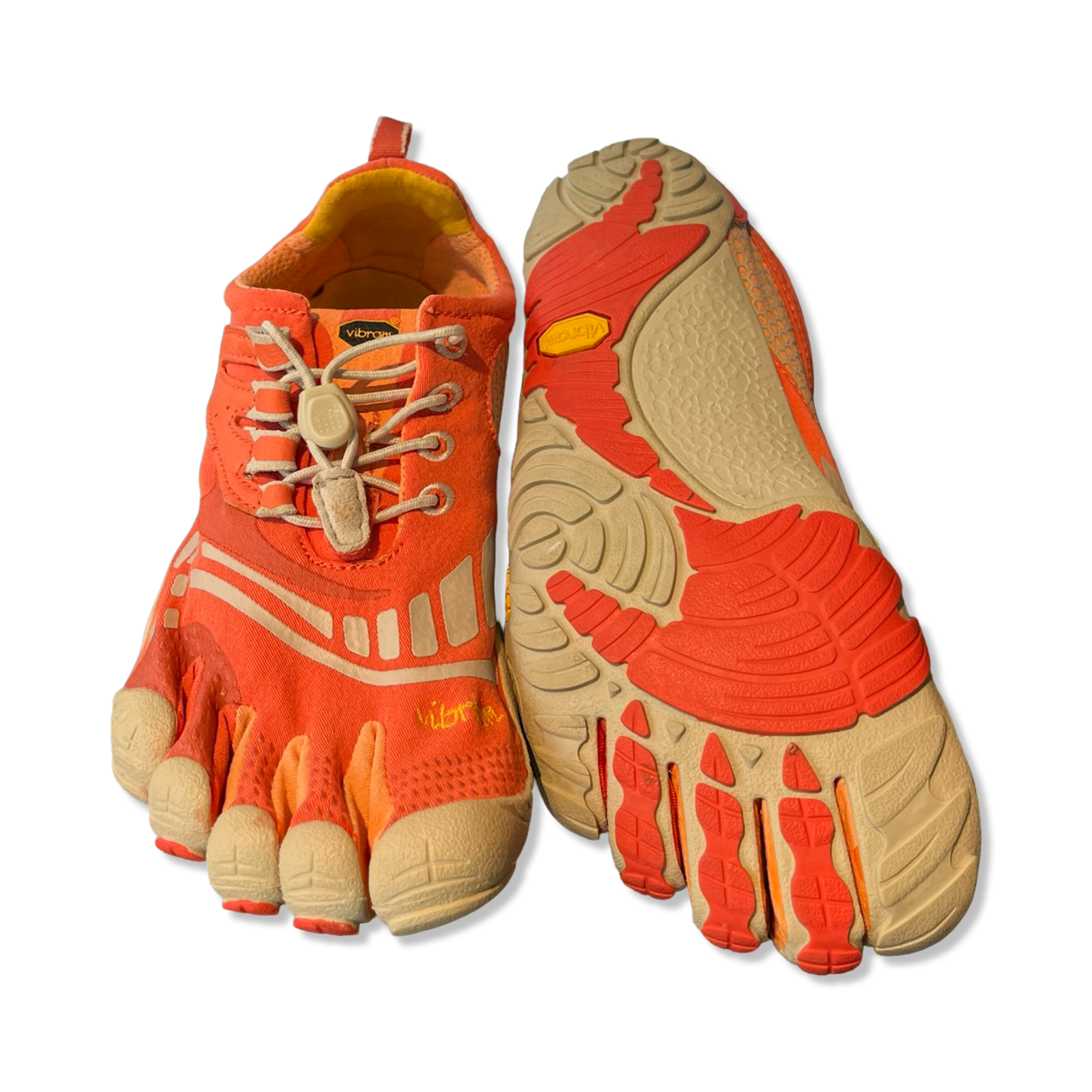 Vibram FiveFingers sandaler i korall för dam, visade från ovansidan och undersidan mot en vit bakgrund.