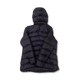 Baksidan av en mörkblå dunjacka Fulu Down Hooded från Lundhags för dam, fotograferad mot en vit bakgrund.