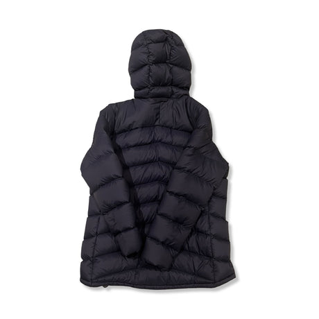 Baksidan av en mörkblå dunjacka Fulu Down Hooded från Lundhags för dam, fotograferad mot en vit bakgrund.