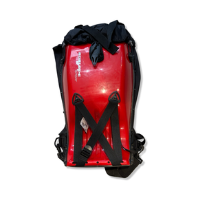 Röd Boblbee GT 25L hardshell-ryggsäck med inbyggt ryggskydd, fotograferad framifrån mot vit bakgrund.