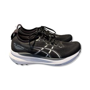 Svarta löparskor Asics Gel-Kayano 31 med vit sula och logotyp, fotograferade från sidan mot en vit bakgrund.