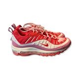 Nike Air Max 98 sneakers för dam i rött, rosa och vitt, fotograferade från sidan mot en vit bakgrund.