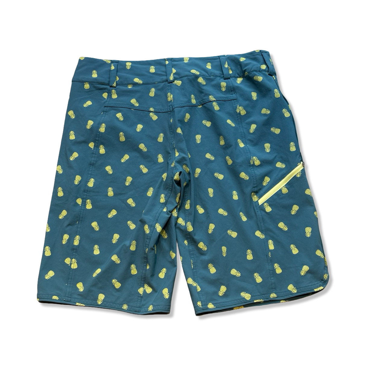Blå Wild Rye cykelshorts för dam med gult ananasmönster, fotograferade bakifrån mot vit bakgrund.