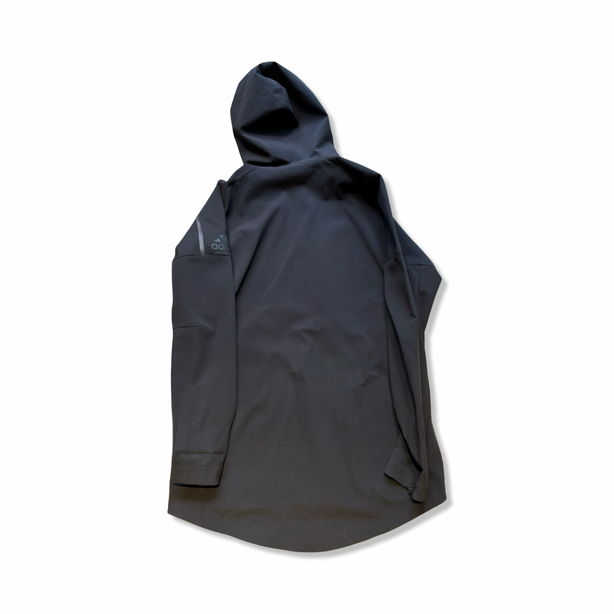 Svart träningsjacka från Adidas för herrar med huva, fotograferad bakifrån mot vit bakgrund.