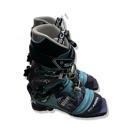 Blå och lila pjäxor från Scarpa T2 Eco unisex, fotograferade från sidan mot en vit bakgrund.