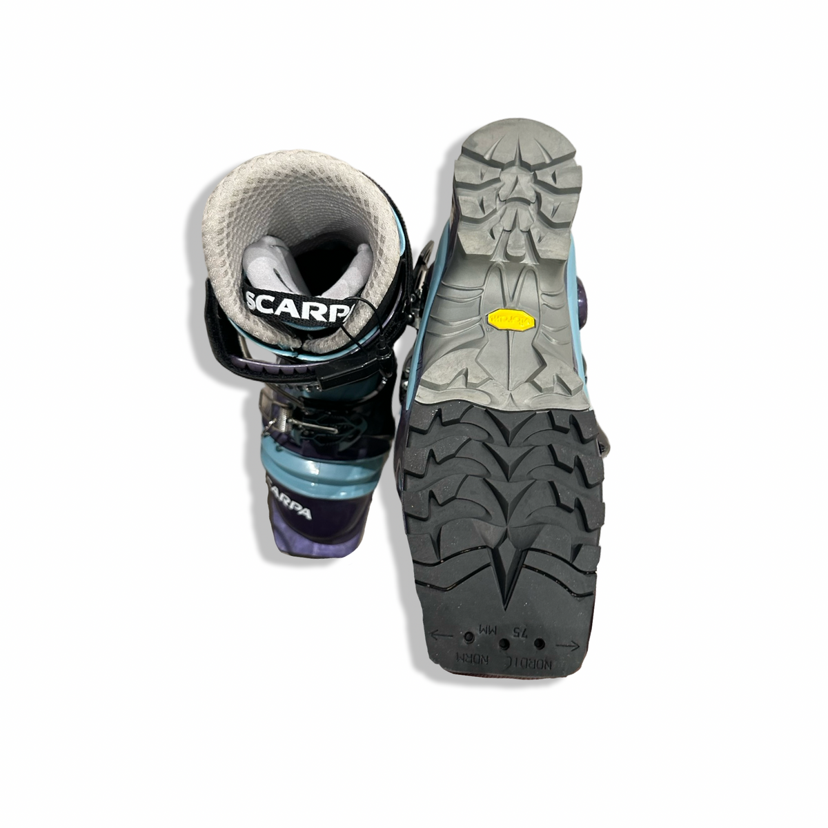 Blå pjäxor Scarpa T2 Eco Unisex visade uppifrån och med sulan synlig mot vit bakgrund.