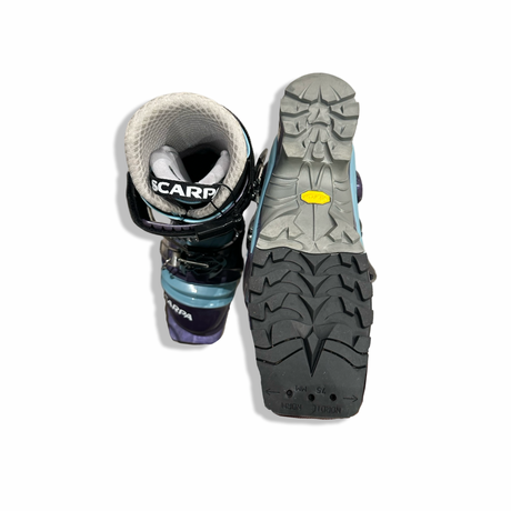 Blå pjäxor Scarpa T2 Eco Unisex visade uppifrån och med sulan synlig mot vit bakgrund.