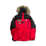 Röd och svart parkas från Ralph Lauren RLX med huva och pälskant, fotograferad framifrån mot en vit bakgrund.