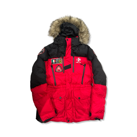 Röd och svart parkas från Ralph Lauren RLX med huva och pälskant, fotograferad framifrån mot en vit bakgrund.