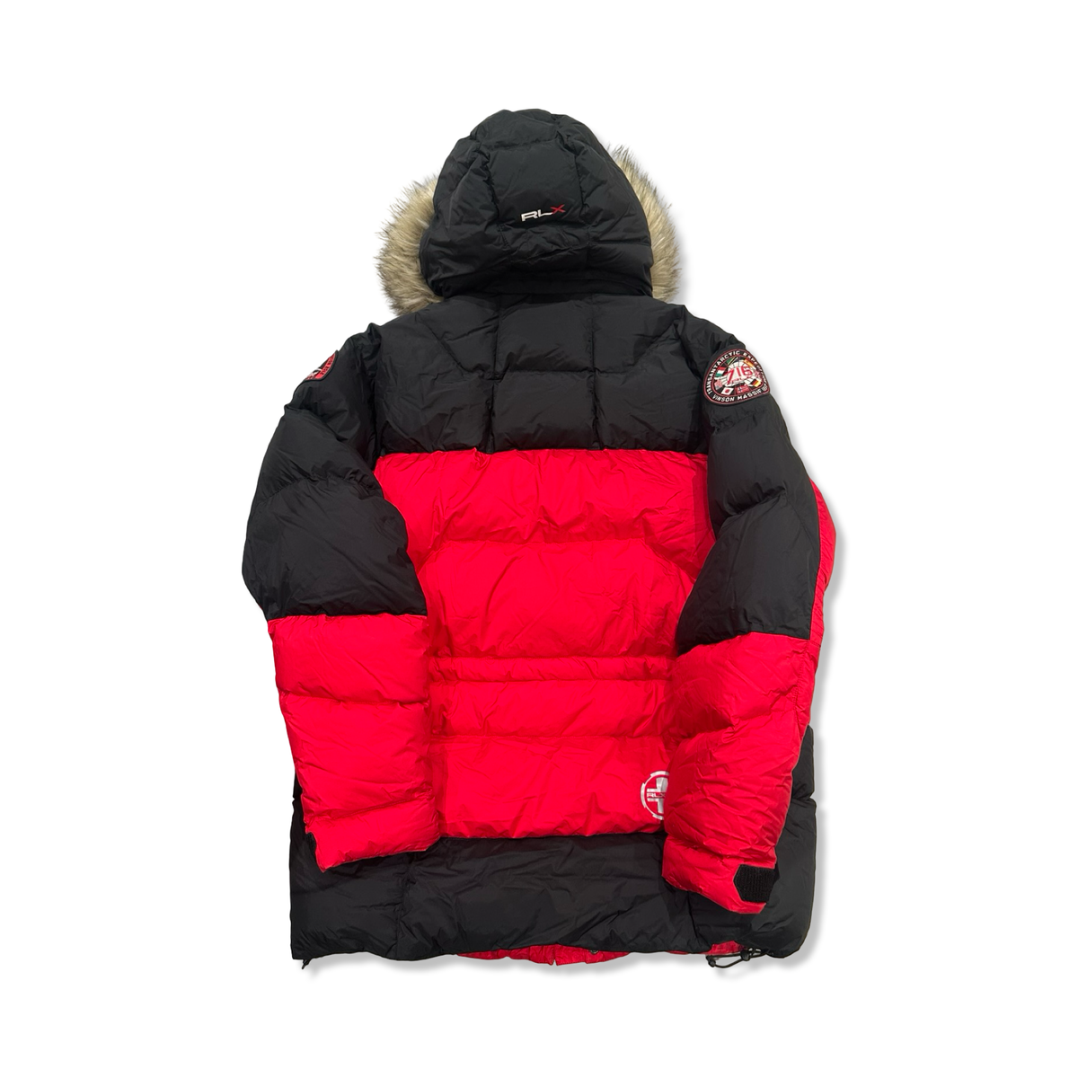 Baksidan av en röd och svart Ralph Lauren RLX Transglobal Expedition parkas för dam med huva, fotograferad mot en vit bakgrund.