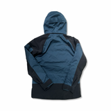 Baksidan av en blå och svart skidjacka från The North Face för herr med huva, fotograferad mot en vit bakgrund.