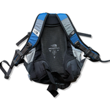 Blå och grå ryggsäck från The North Face med ventilerande nätrygg, sedd bakifrån mot en vit bakgrund.
