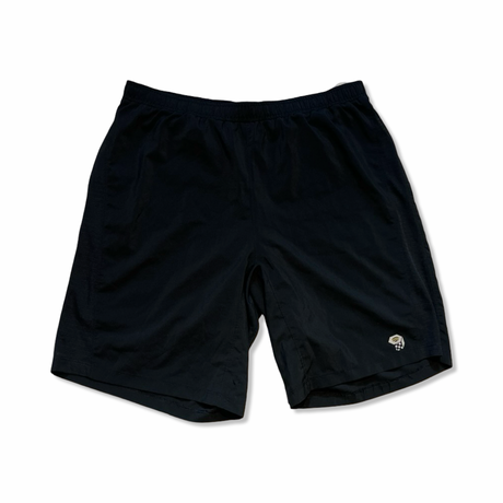 Svarta träningsshorts från Mountain Hardwear för herr med logotyp, fotograferade framifrån mot vit bakgrund.