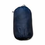 Mörkblå Sprayway Pathfinder 130 sovsäck i tillhörande packpåse, fotograferad mot vit bakgrund.