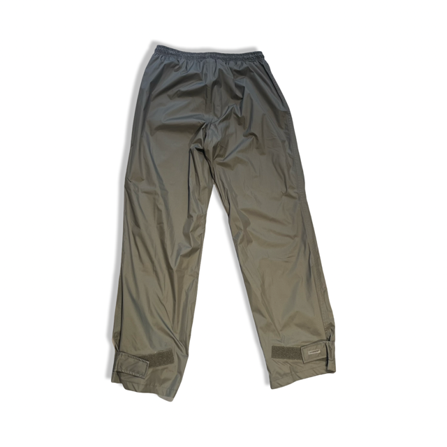 Beige Fjällräven Ruska unisex regnbyxor med resårmidja och kardborrejustering, sedda framifrån mot en vit bakgrund.