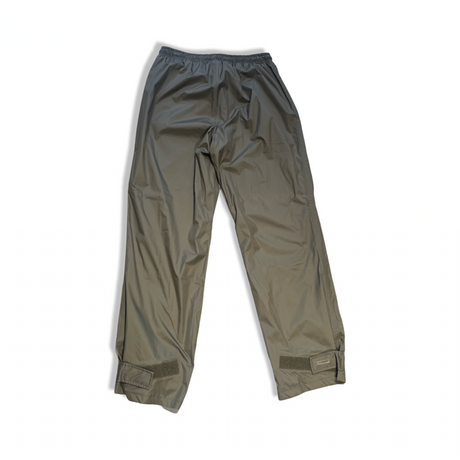 Beige Fjällräven Ruska unisex regnbyxor med resårmidja och kardborrejustering, sedda framifrån mot en vit bakgrund.