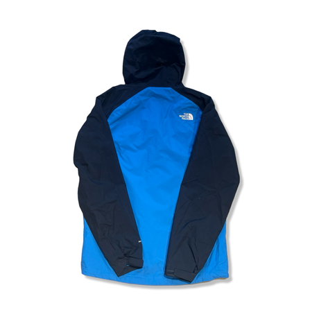 Blå skaljacka från The North Face för herr, baksida med marinblå ärmar och luva mot vit bakgrund.